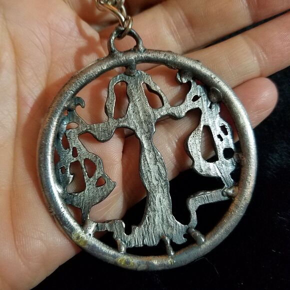 Vintage Zodiac Jewelry, 1960s Sign of Libra Pendant on Chain - Picture 6 of 6